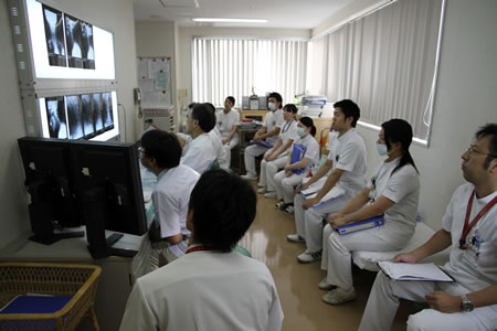 整形外科医師・理学療法士・作業療法士合同のカンファレンス